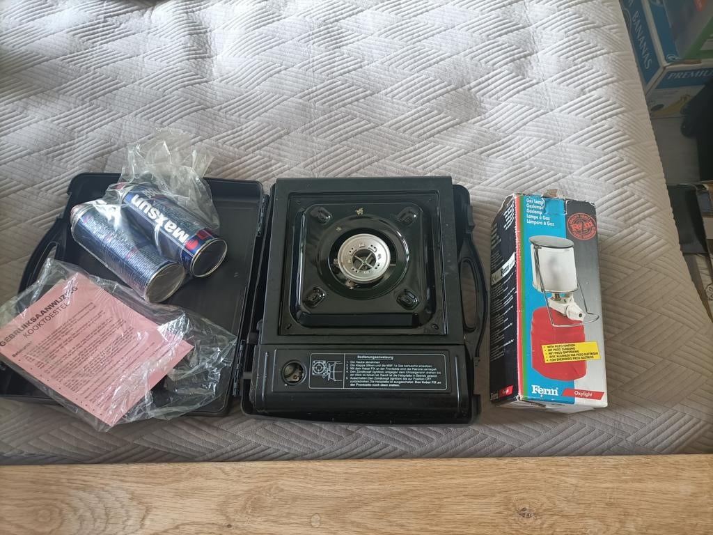 Draagbaar gasfornuisje met gasbussen en gaslamp, Caravans en Kamperen, Kampeeraccessoires, Ophalen of Verzenden, Zo goed als nieuw