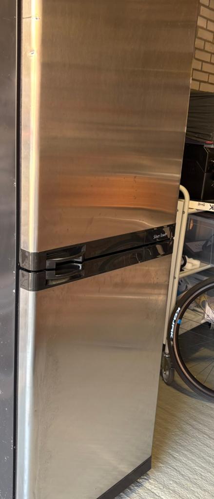 GRATIS Koelvriescombinatie Bosch Economic Silver Tower XL, Ophalen, 200 liter of meer, Met aparte vriezer, 160 cm of meer