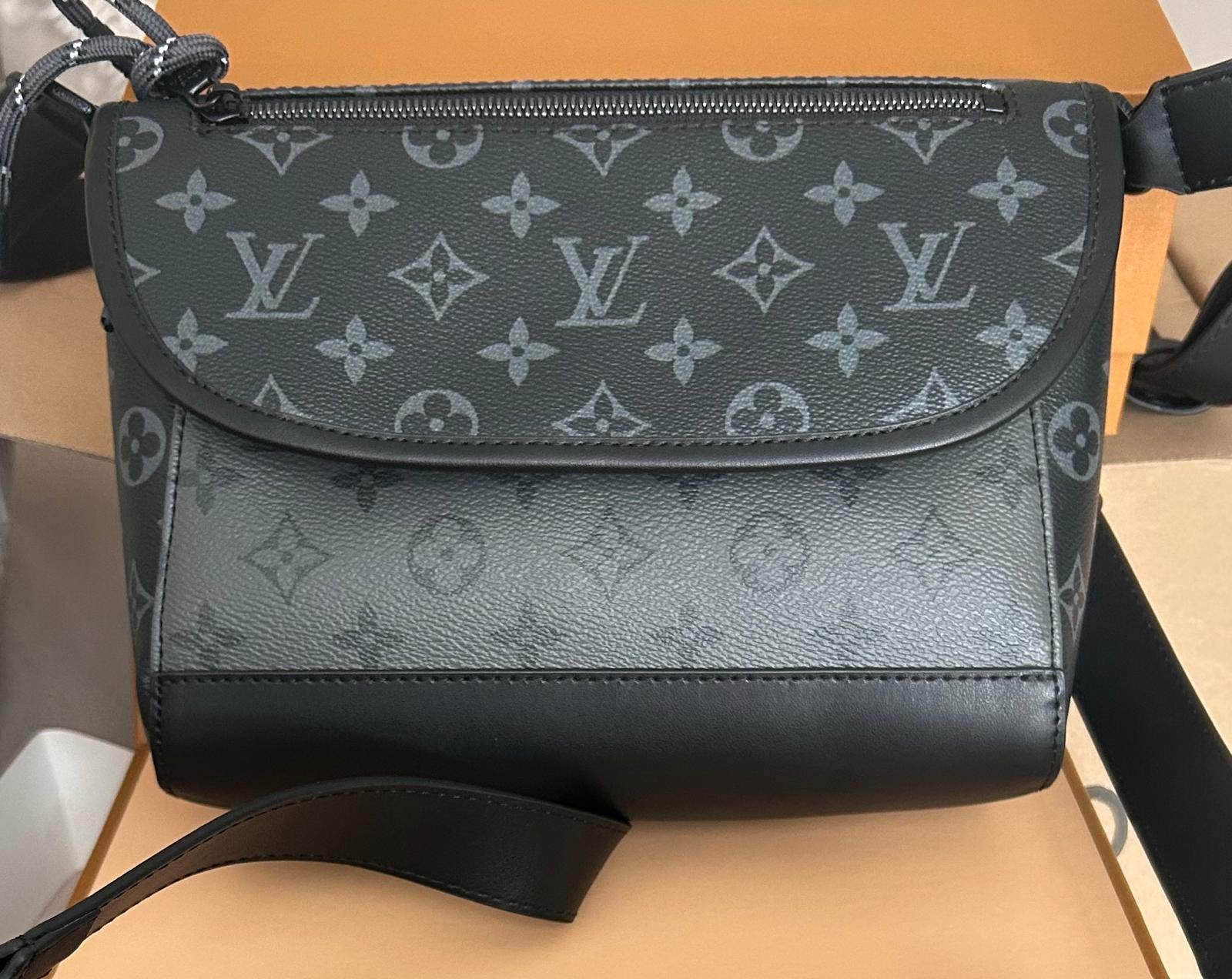 Louis Vuitton Pulse Messenger Monogram Eclipse, Ophalen of Verzenden, Zo goed als nieuw, Zwart