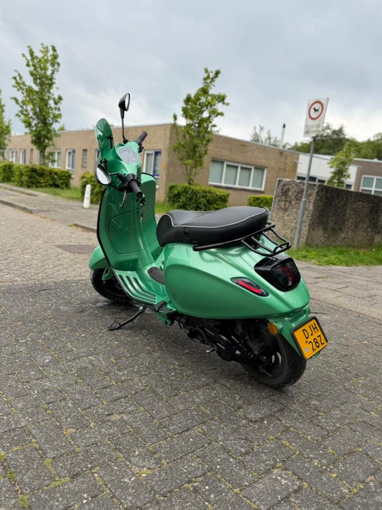 Vespa Sprint 2015 Brommer - BMW M3 Kleur - Goede Staat, Fietsen en Brommers, Scooters | Vespa, Ophalen of Verzenden, Benzine
