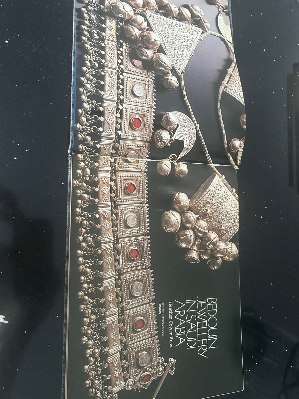 Bedouin Jewellery in Saudi Arabia - Oud boek met uitleg, Ophalen of Verzenden, Gelezen, Overige onderwerpen