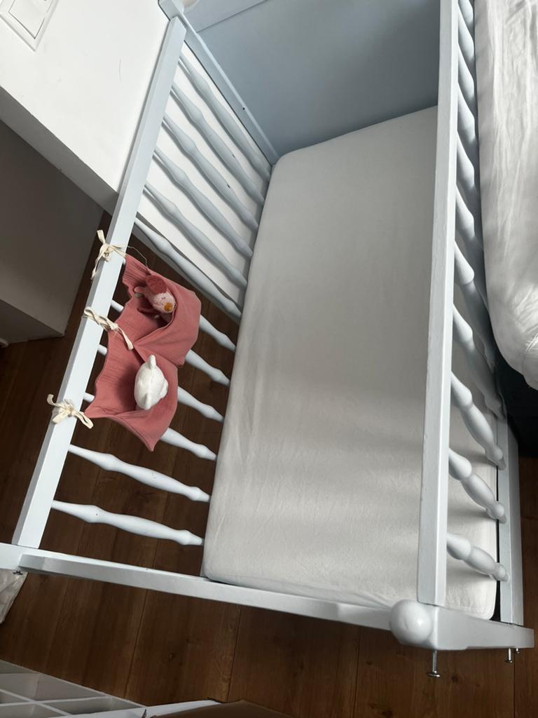 Wood Baby bed with matras, Kinderen en Baby's, Babywiegjes en Ledikanten, Ophalen, Zo goed als nieuw, Ledikant
