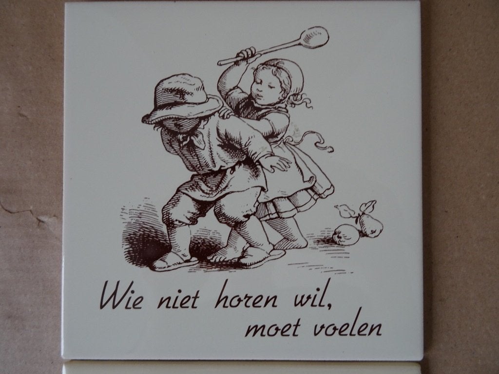 Vintage tegel spreuk Wie niet horen wil o.a. Mosa 19e p stuk, Ophalen of Verzenden