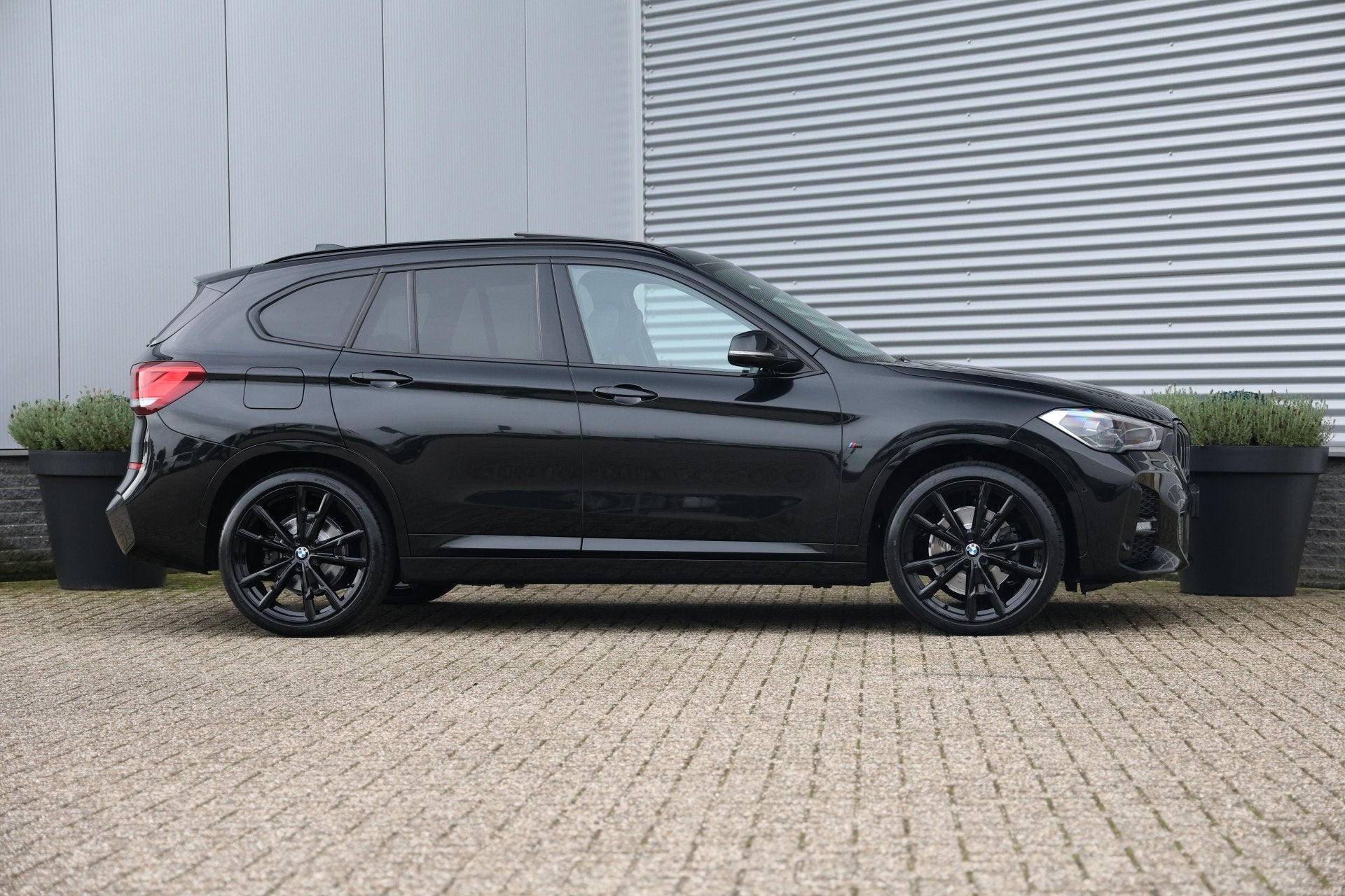 BMW X1 xDrive25e 220pk M-Sport Black Edition Pano|Trekh|H&K|, Auto's, Dealer onderhouden, Gebruikt, Zwart, Bedrijf