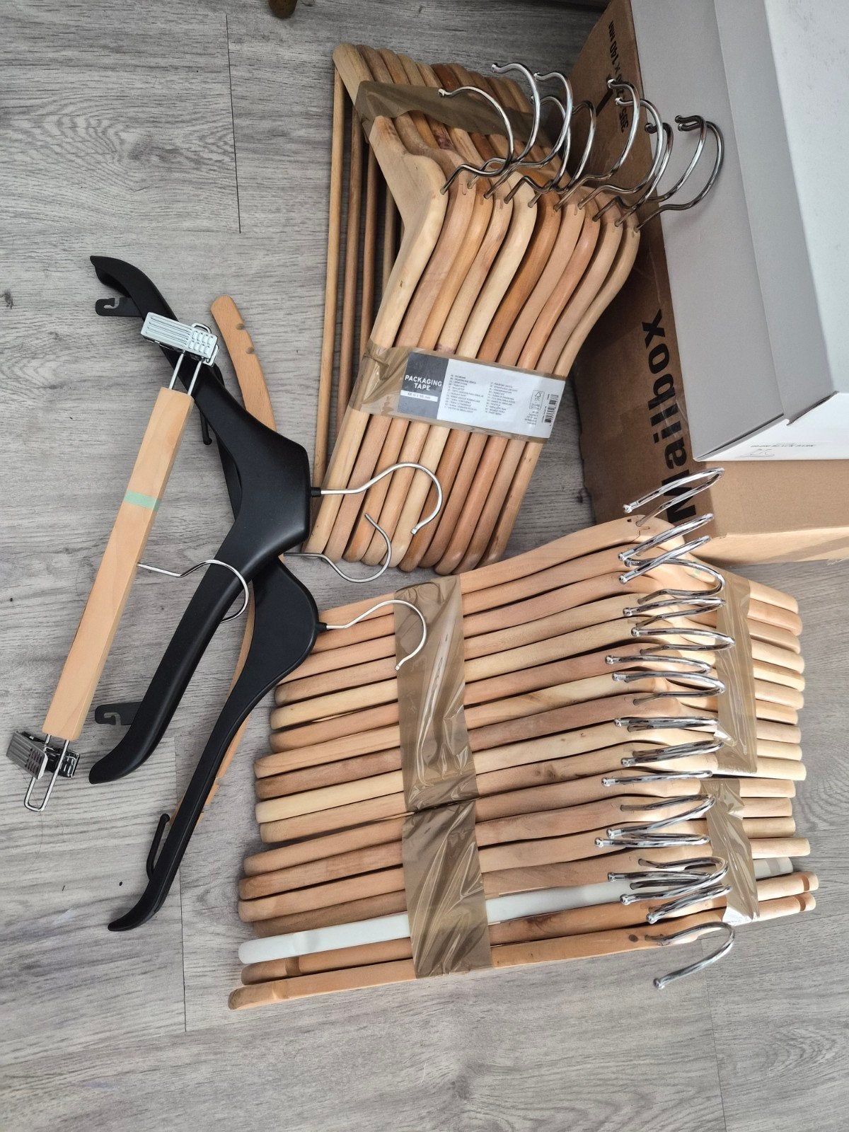 24 IKEA berkenhouten kledinghangers en extra hangers, Ophalen of Verzenden, Gebruikt, Hout, Volwassenen