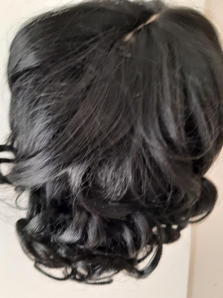 Zwarte krullende pruik, kort model kort haar, Sieraden, Tassen en Uiterlijk, Uiterlijk | Haarverzorging, Ophalen of Verzenden