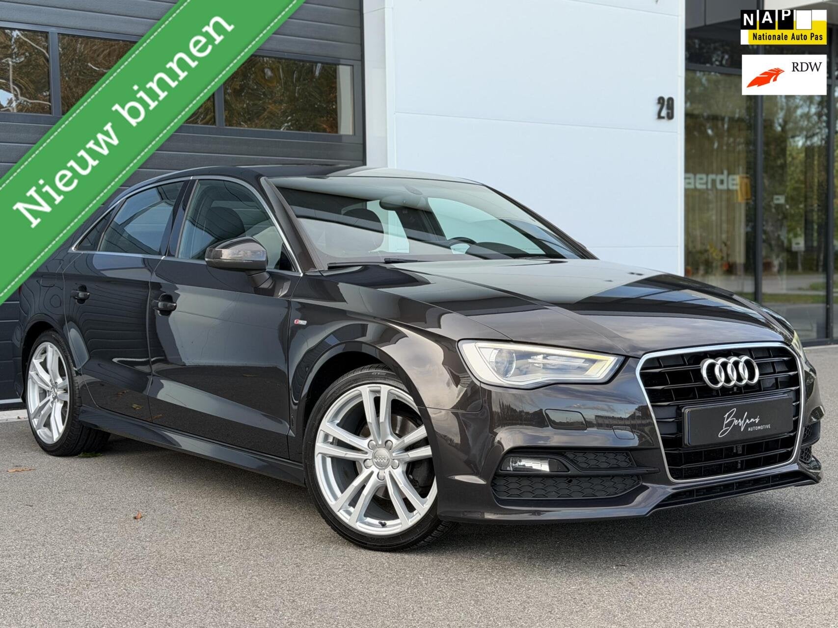 Audi A3 Limousine 1.4 TFSI CoD S-line Org NL|Carplay|Automaa, Auto's, Xenon verlichting, Gebruikt, 4 cilinders, Leder en Stof
