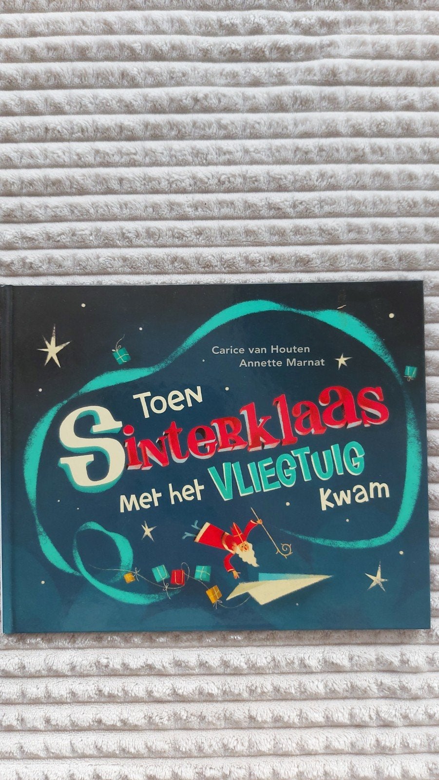 Toen Sinterklaas met het vliegtuig kwam - Carice van Houten, Ophalen of Verzenden, Zo goed als nieuw, Carice van Houten, Fictie algemeen