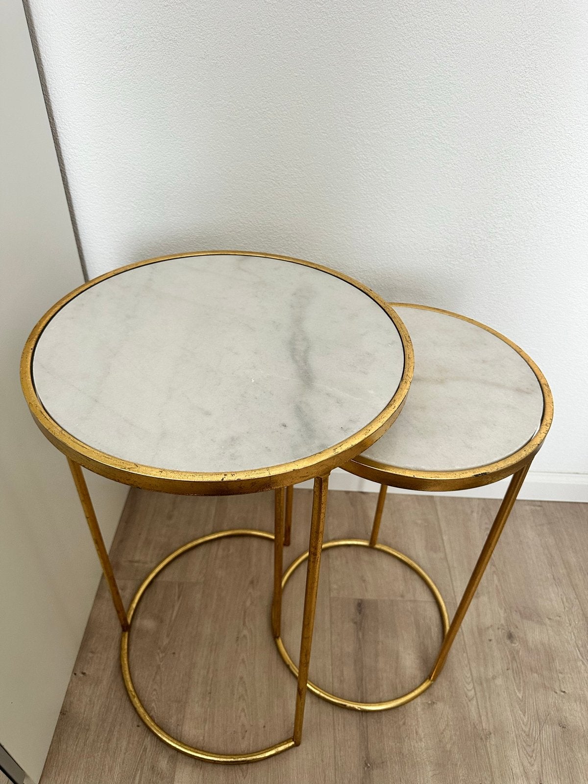 Set van 2 gouden bijzettafels met marmer blad, Ophalen, Gebruikt, Metaal of Aluminium, Rond