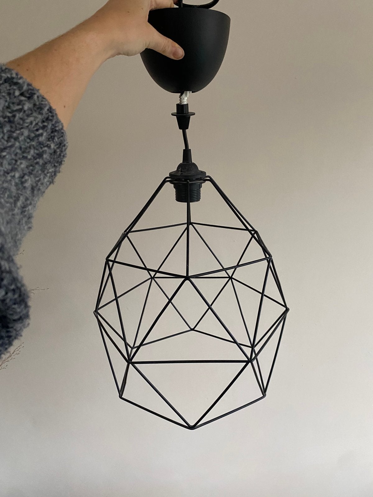 Zwarte draadstaal hanglamp, Ophalen of Verzenden, Zo goed als nieuw, Metaal, 50 tot 75 cm