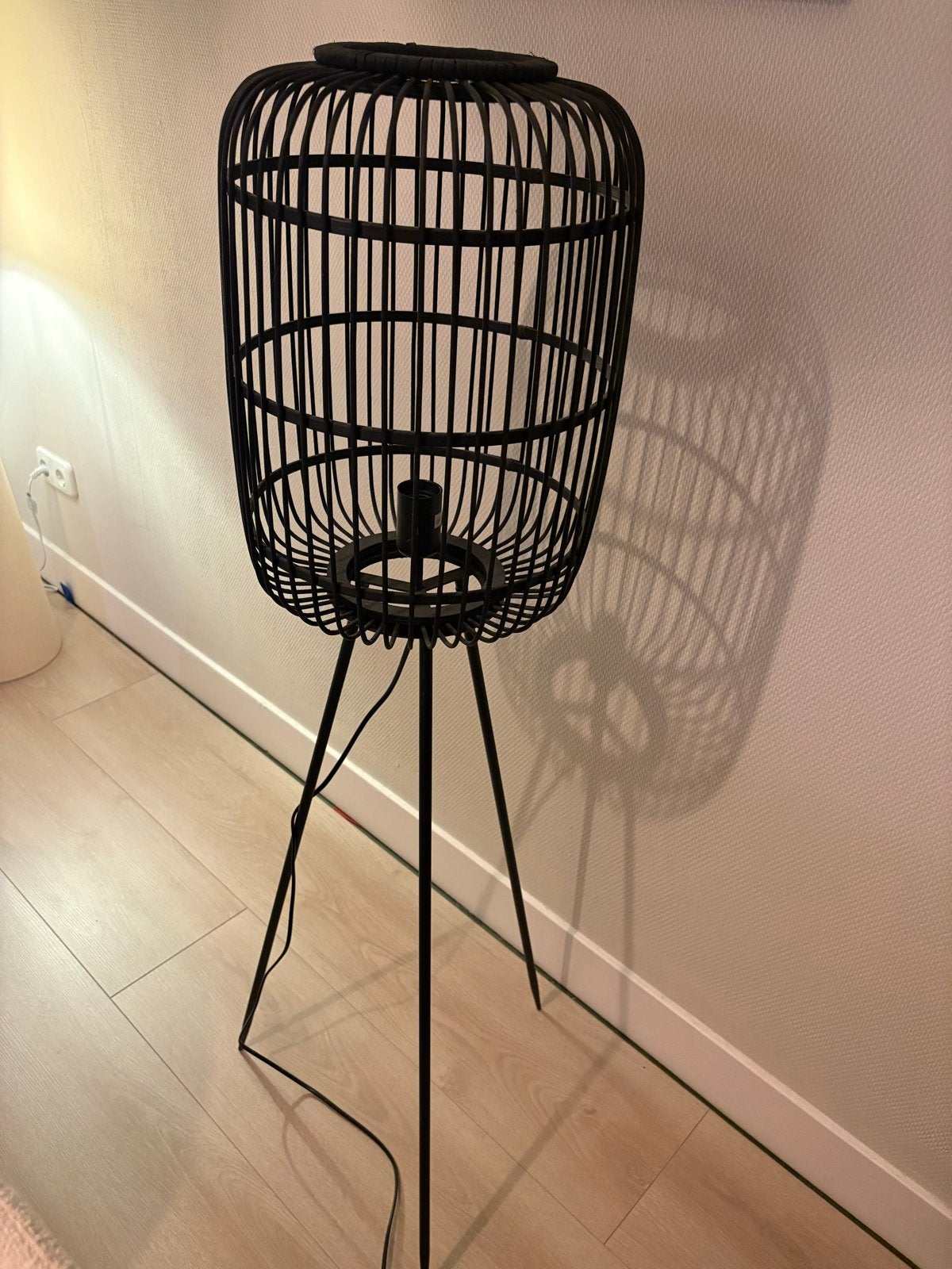 Zwarte rotan vloerlamp, Huis en Inrichting, Ophalen, 100 tot 150 cm, E27 (groot), Zo goed als nieuw
