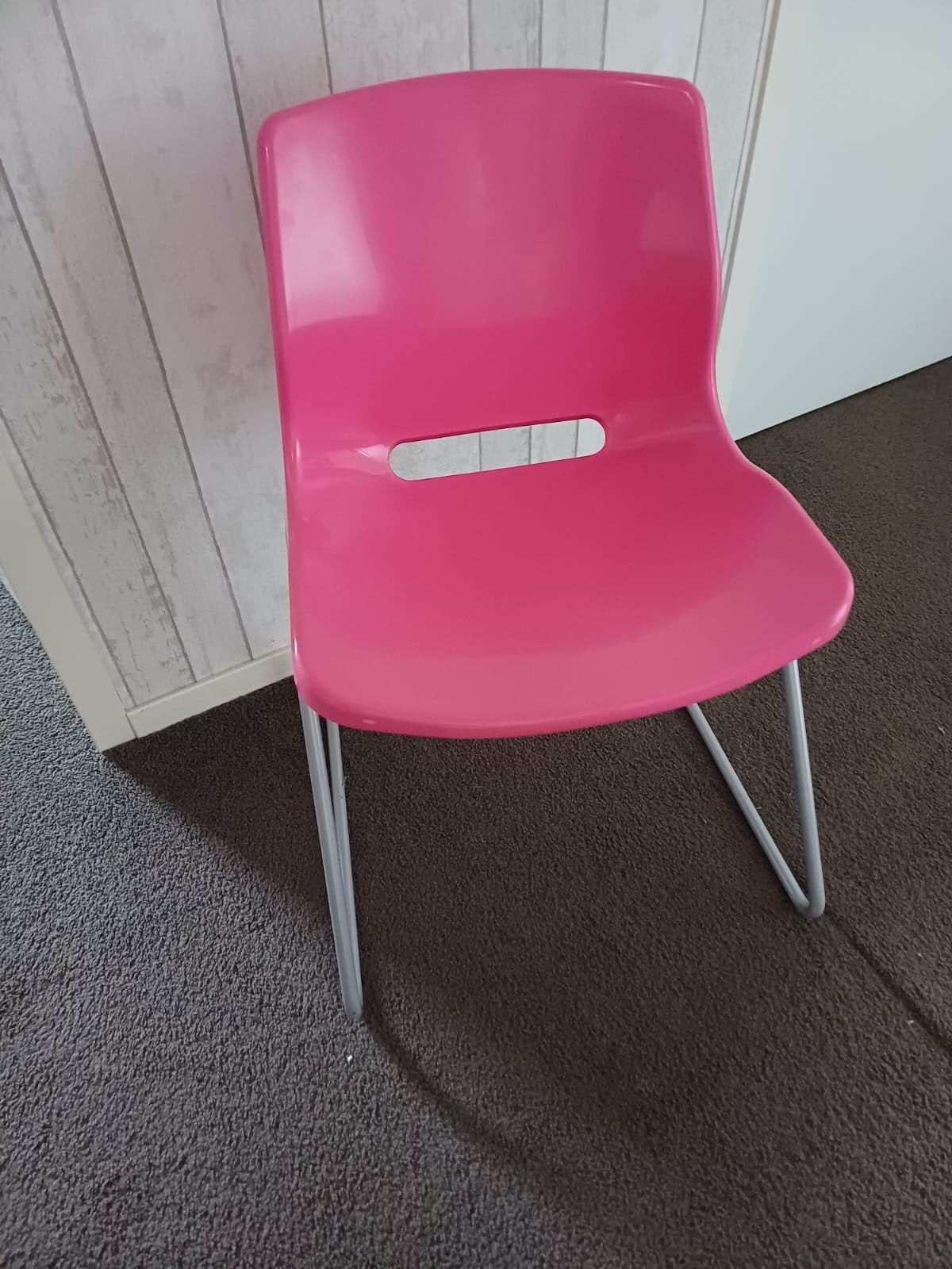 Roze stoel met metalen onderstel, Ophalen, Overige kleuren, Zo goed als nieuw, Metaal