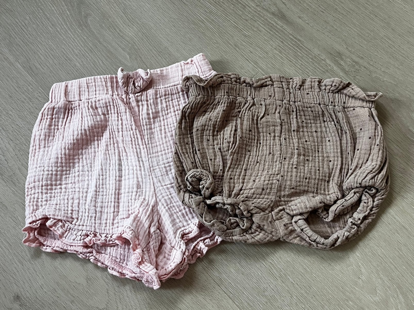 Set van 2 hydrofiele korte babybroekjes / romperbroekje 86, Kinderen en Baby's, Babykleding | Maat 86, Ophalen of Verzenden, Zo goed als nieuw