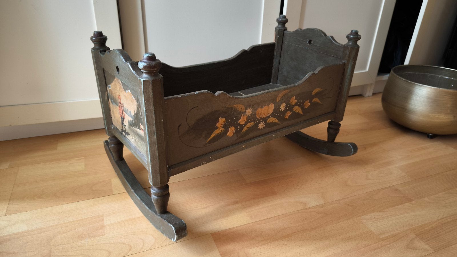 Antieke houten poppenwieg met handgeschilderde decoratie, Ophalen of Verzenden, Gebruikt, Vrijstaande haard, Houthaard
