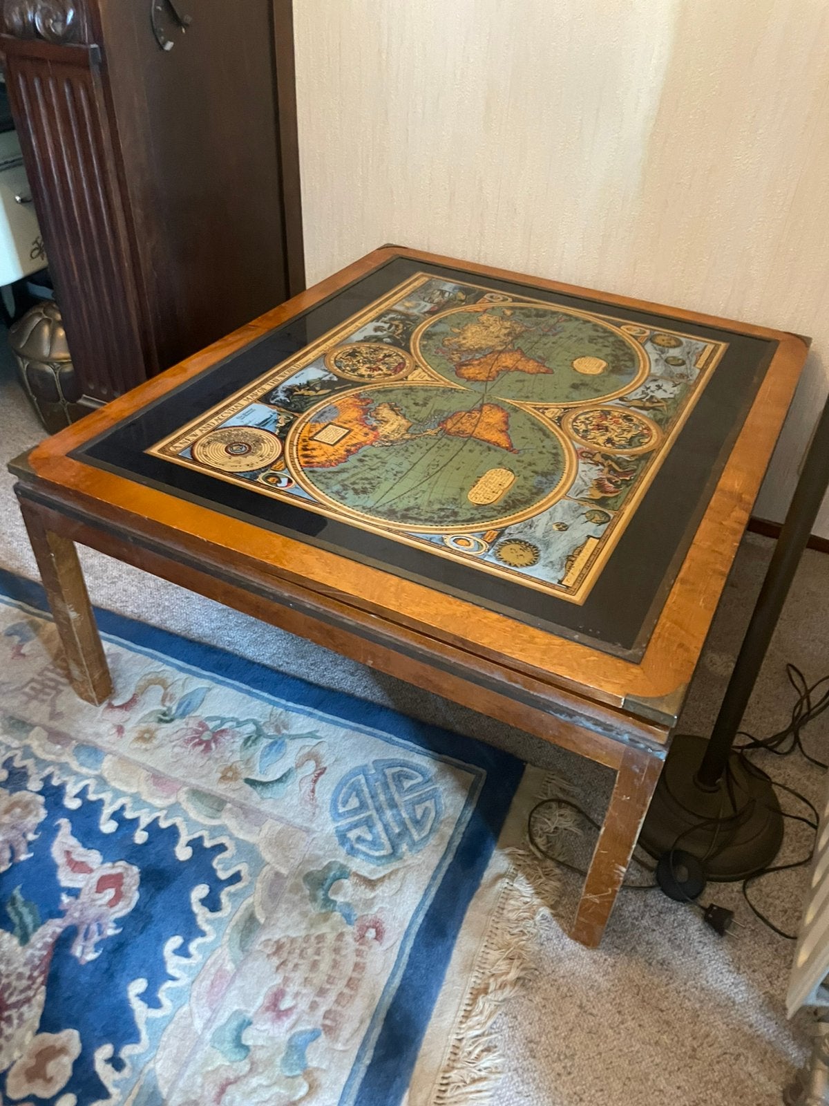 Campaign stijl salontafel met wereldkaart glasplaat Jaren 70, Huis en Inrichting, Ophalen, Gebruikt, 100 tot 150 cm, 50 tot 100 cm