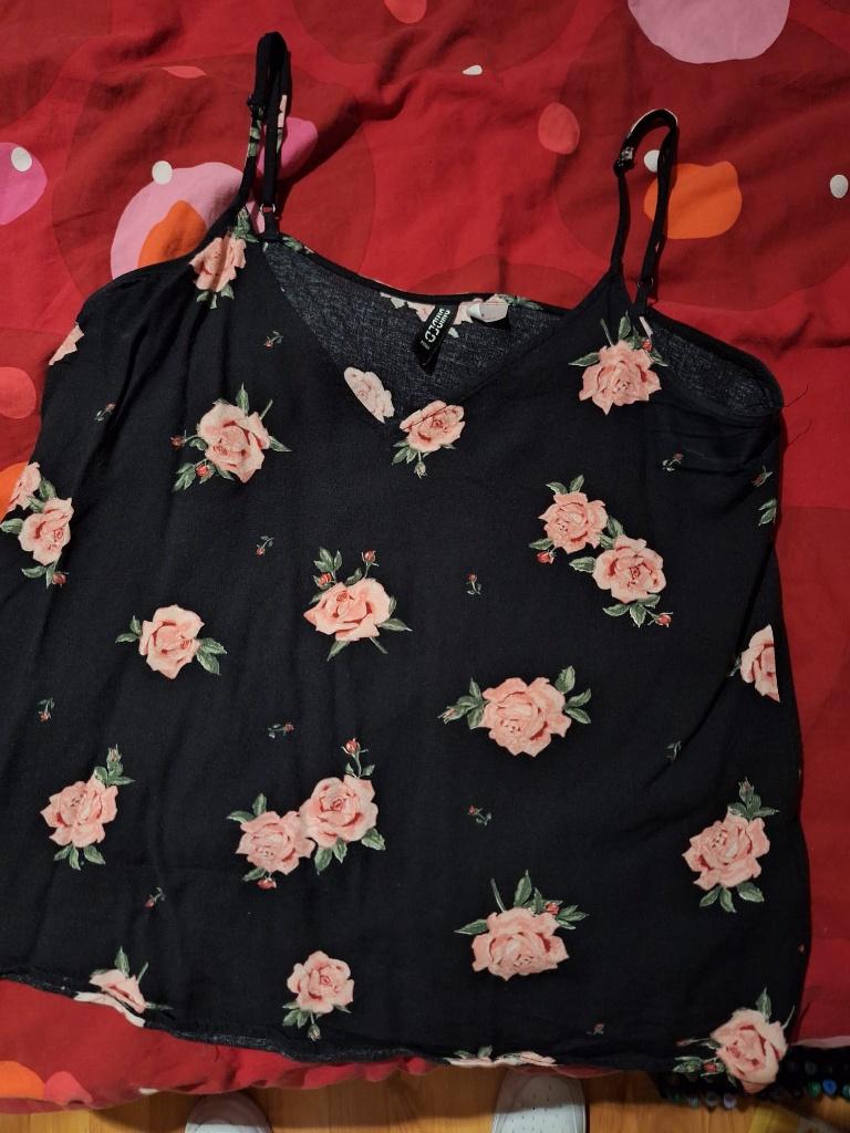 Mooie rozen op een zwart hemdje. Maat 36 van H&M, Kleding | Dames, Tops, Zwart, Ophalen of Verzenden, Gedragen, Maat 36 (S)