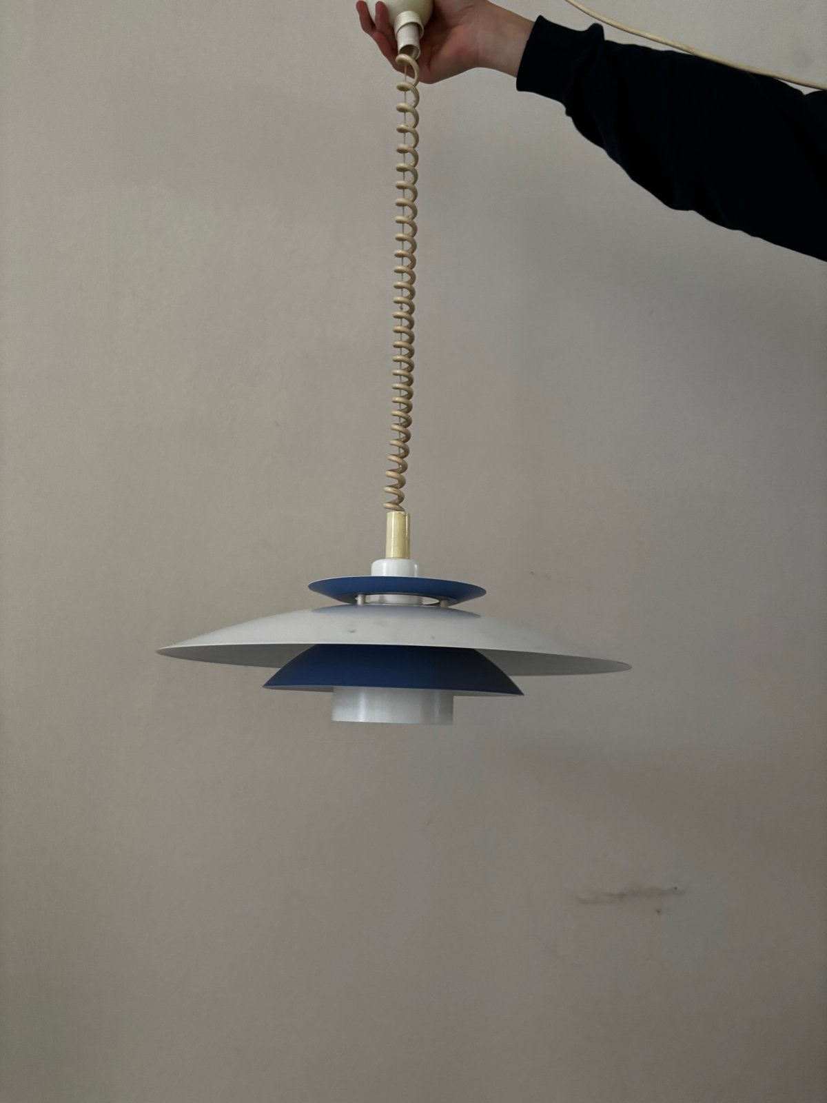 Vintage Deense PH5 stijl hanglamp, wit/blauw, spiraalkabel, Huis en Inrichting, Lampen | Hanglampen, Ophalen, Gebruikt, Metaal