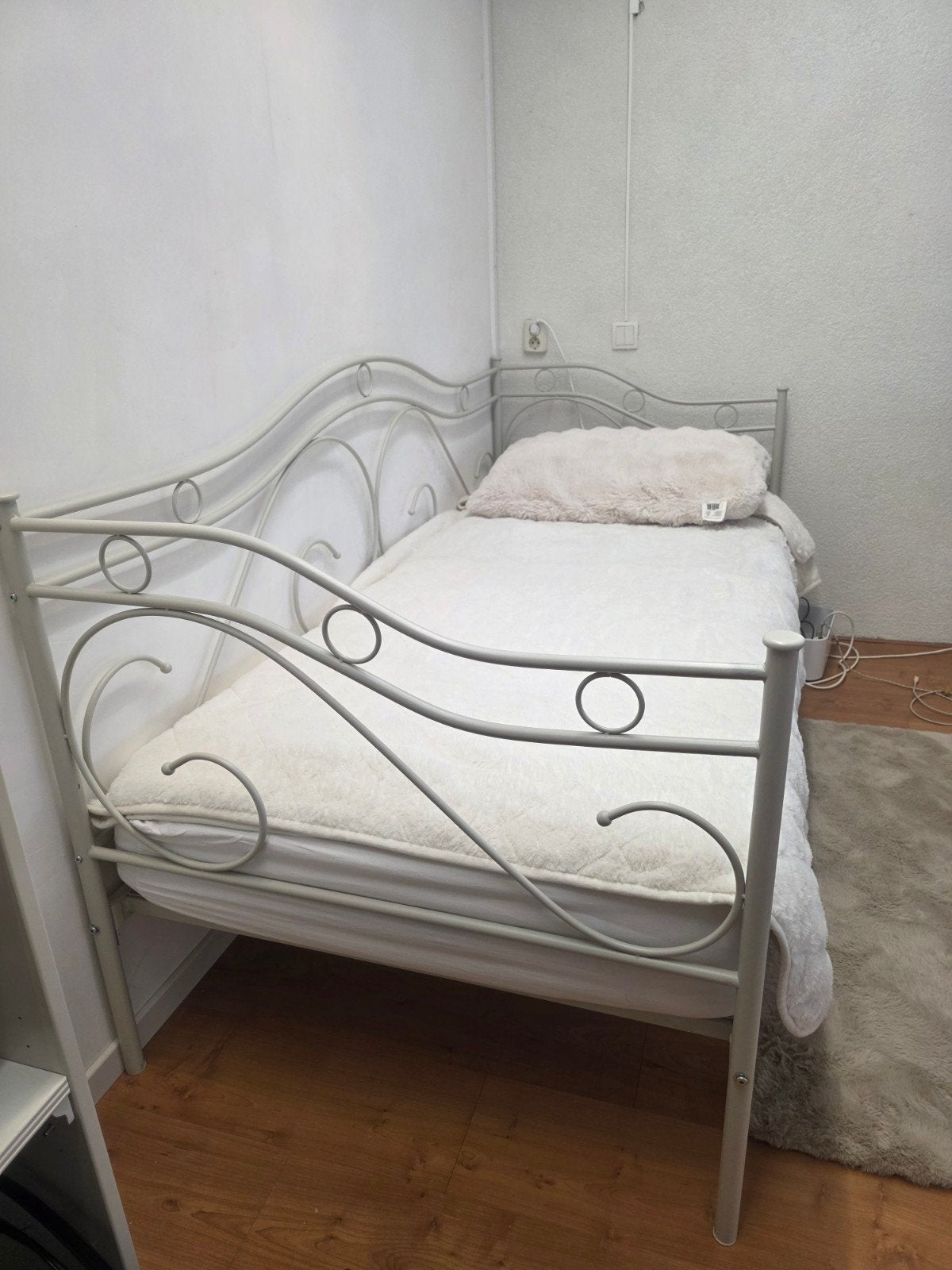 Stevig metalen meisjesbed 200x90 cm, zgan, 90 cm, Eenpersoons, Ophalen of Verzenden, Zo goed als nieuw