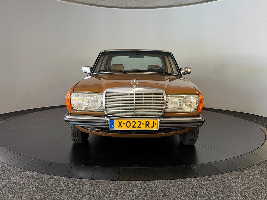 Mercedes-benz 240 DL wegenbelasting vrij!, Auto's, Mercedes-Benz, 65 pk, 2404 cc, Gebruikt, 4 cilinders