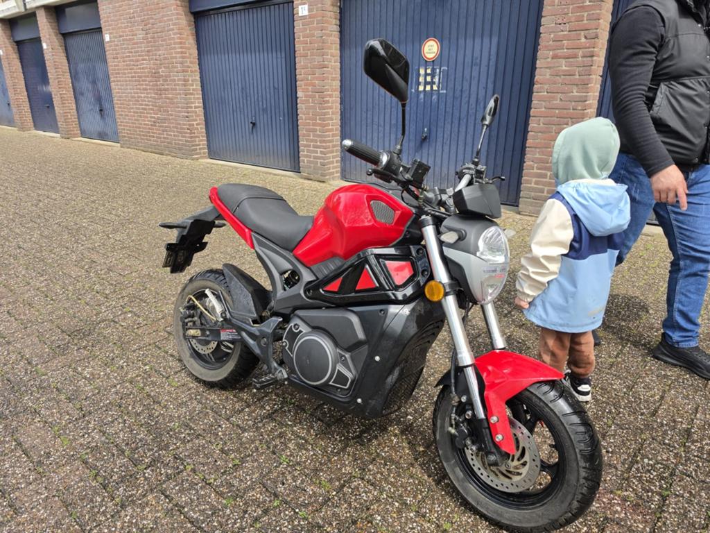 Elektrische Bromscooter, Fietsen en Brommers, Brommerhelmen, Zo goed als nieuw, Medium, Ophalen