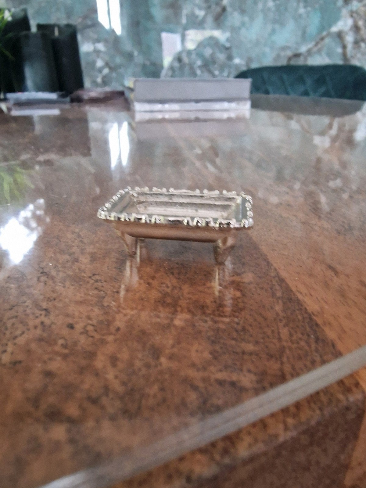 Zilverkleurige schaal op pootjes - Poppenhuis miniatuur, Verzamelen, Poppenhuizen en Toebehoren, Ophalen of Verzenden, Gebruikt