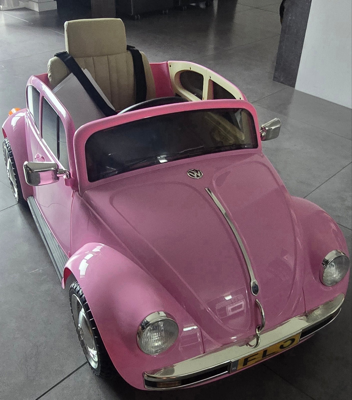 Roze elektrische kinderauto Volkswagen Kever, Ophalen, Zo goed als nieuw, Afstandsbediening