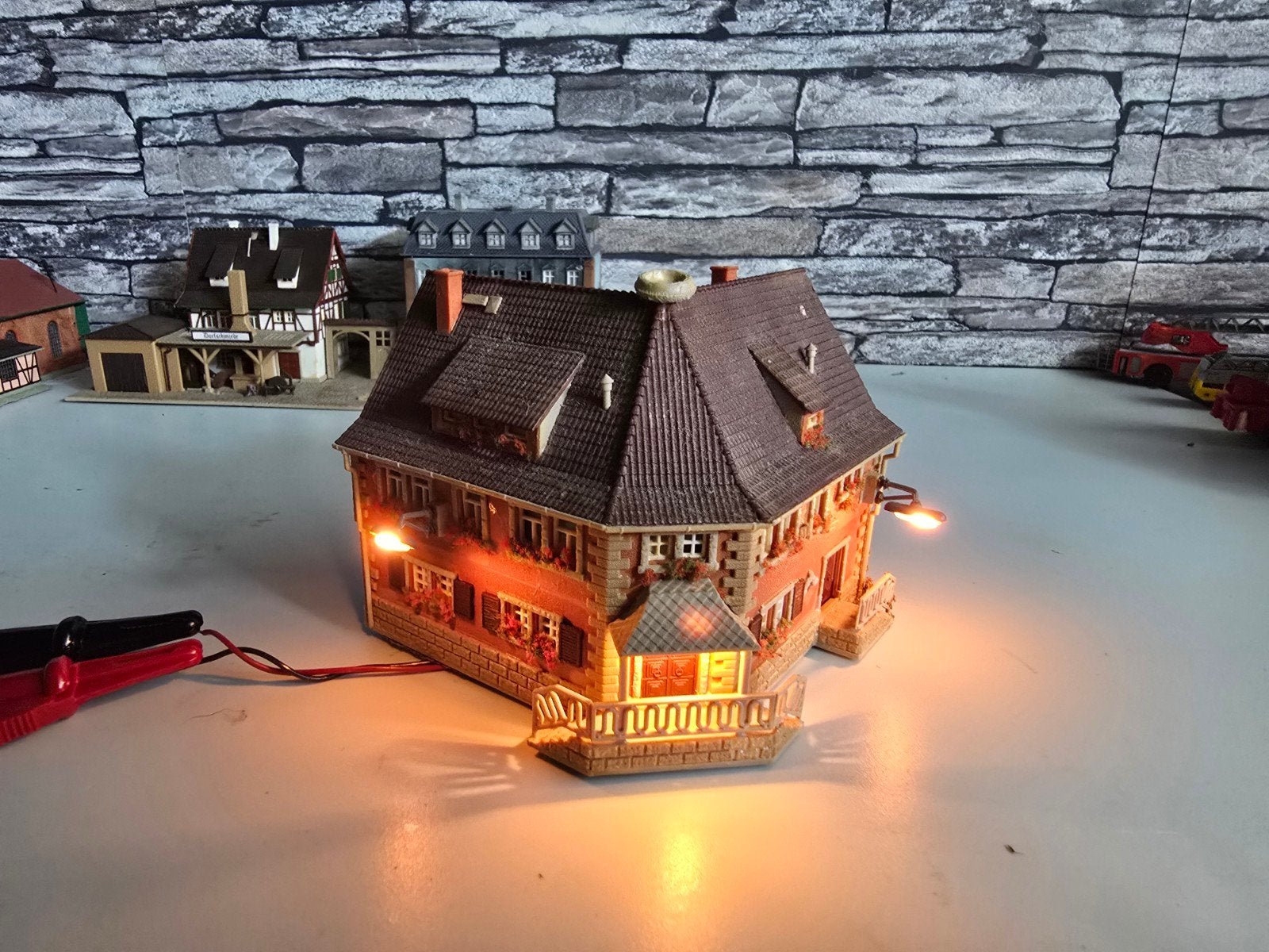 Hoekhuis restaurant N spoor modeltrein 1:160, Overige merken, Gebruikt, Gelijkstroom of Wisselstroom, Brug, Tunnel of Gebouw