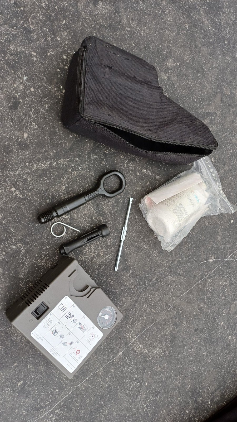 Banden reparatieset VW VAG met compressor en sleepoog, Auto diversen, Auto-accessoires, Ophalen of Verzenden, Zo goed als nieuw