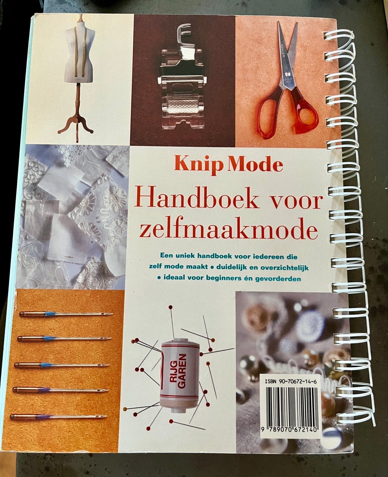 Knip Mode Handboek voor zelfmaakmode - Meer dan 1000 illustr, Ophalen of Verzenden, Gelezen, Overige onderwerpen