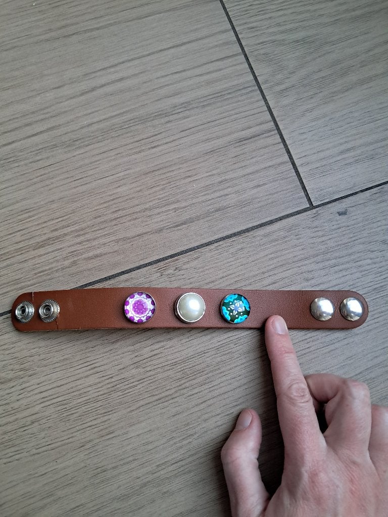 N45 Armband met drukknopen, Sieraden, Tassen en Uiterlijk, Armbanden, Ophalen of Verzenden, Gebruikt, Bruin, Overige materialen