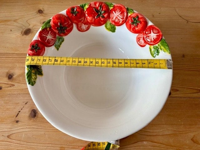 Italiaanse schaal met tomaten en bestek, Ophalen
