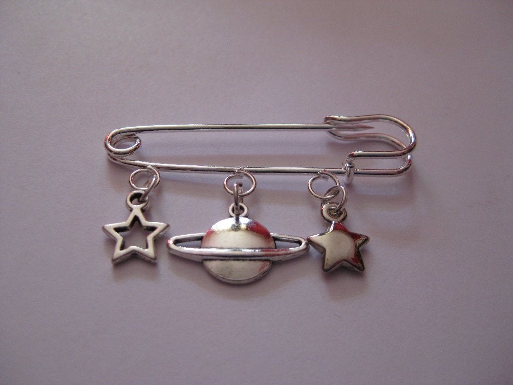 Zilverkleurige broche / space planeet sterren, Ophalen, Overige materialen, 4 tot 7 cm, Zo goed als nieuw