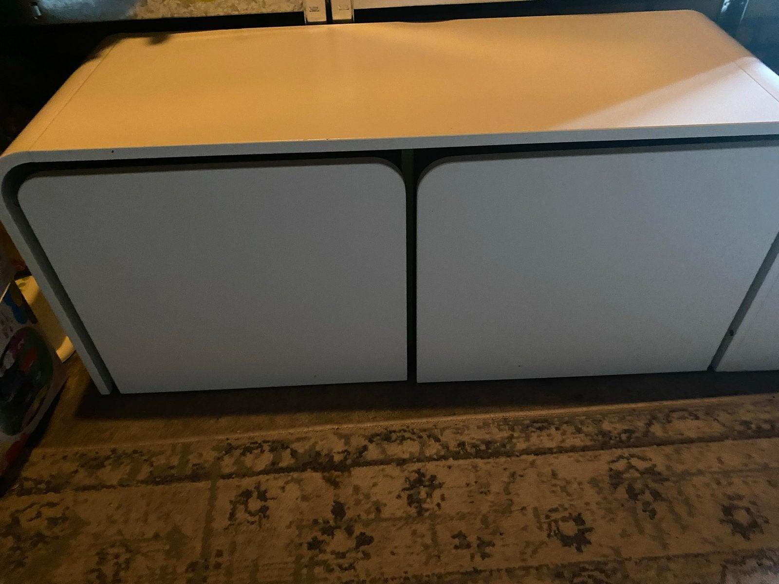 Witte lage kast met 2 laden op wielen voor schuine wand, Ophalen, Zo goed als nieuw