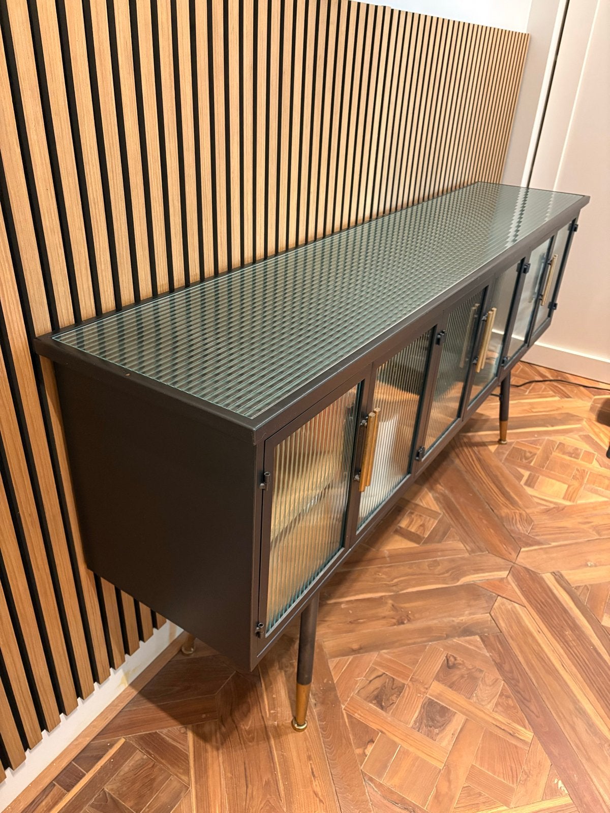 Kare Design dressoir met geribbeld glas en metalen poten, Huis en Inrichting, Ophalen, Gebruikt, 150 tot 200 cm, Metaal