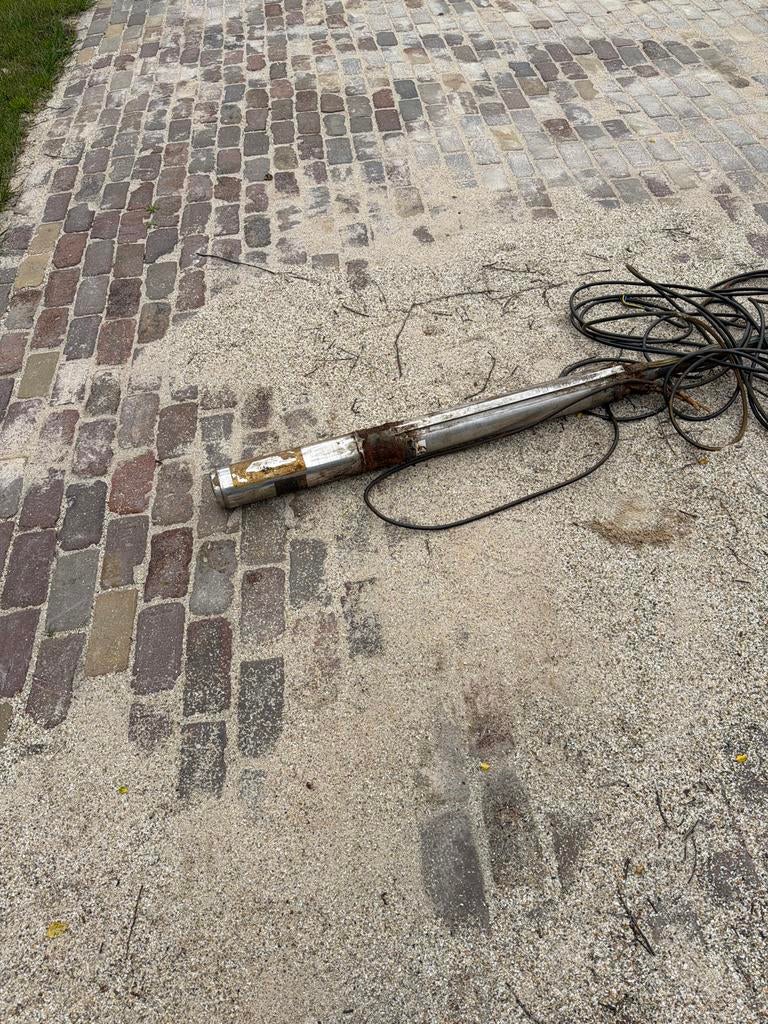 Gebruikte bronpomp met kabel, Ophalen, Gebruikt