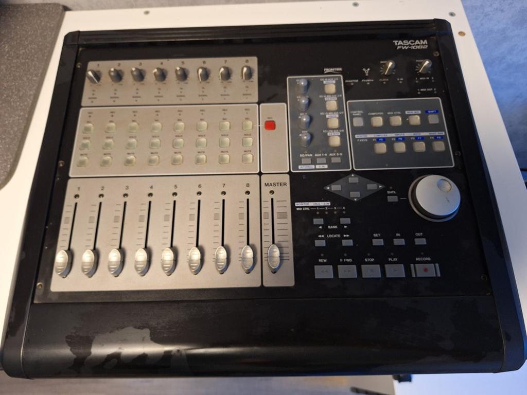 Tascam FW-1082 mixer mengpaneel, Verzenden