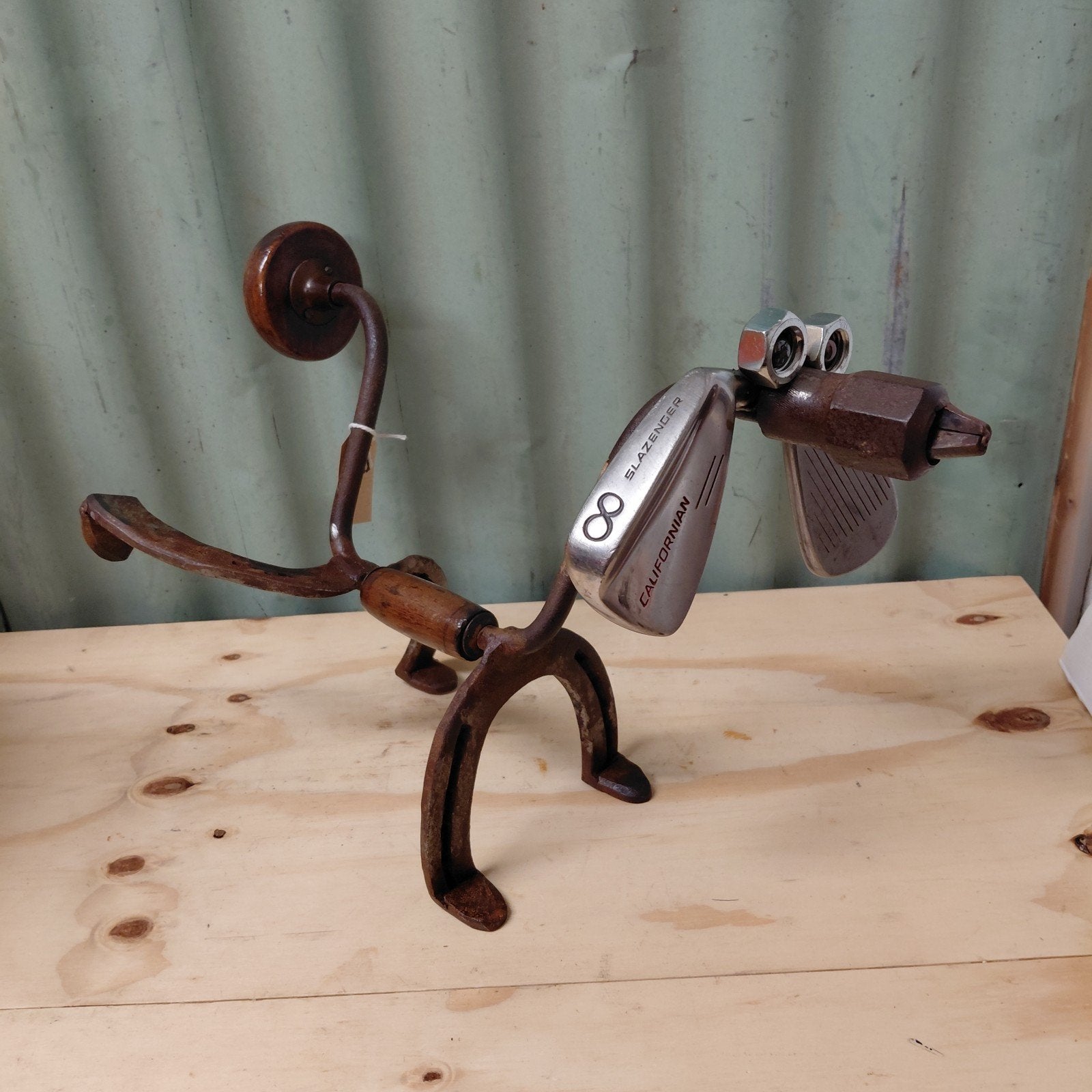 Hond gemaakt van oude handboor - upcycling - metal art, Huis en Inrichting, Gebruikt, Overige stijlen, Ophalen of Verzenden, Metaal