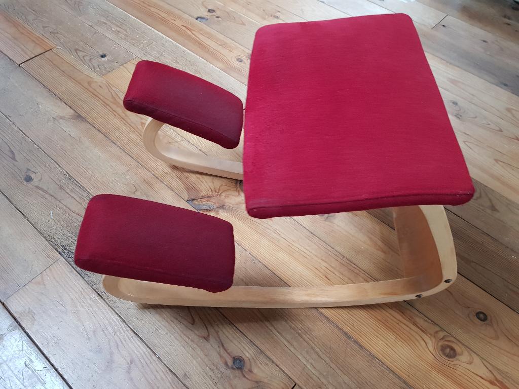 Stokke (Varier) kniestoel, Huis en Inrichting, Bureaustoelen, Gebruikt, Bureaukruk, Rood, Ergonomisch, Ophalen