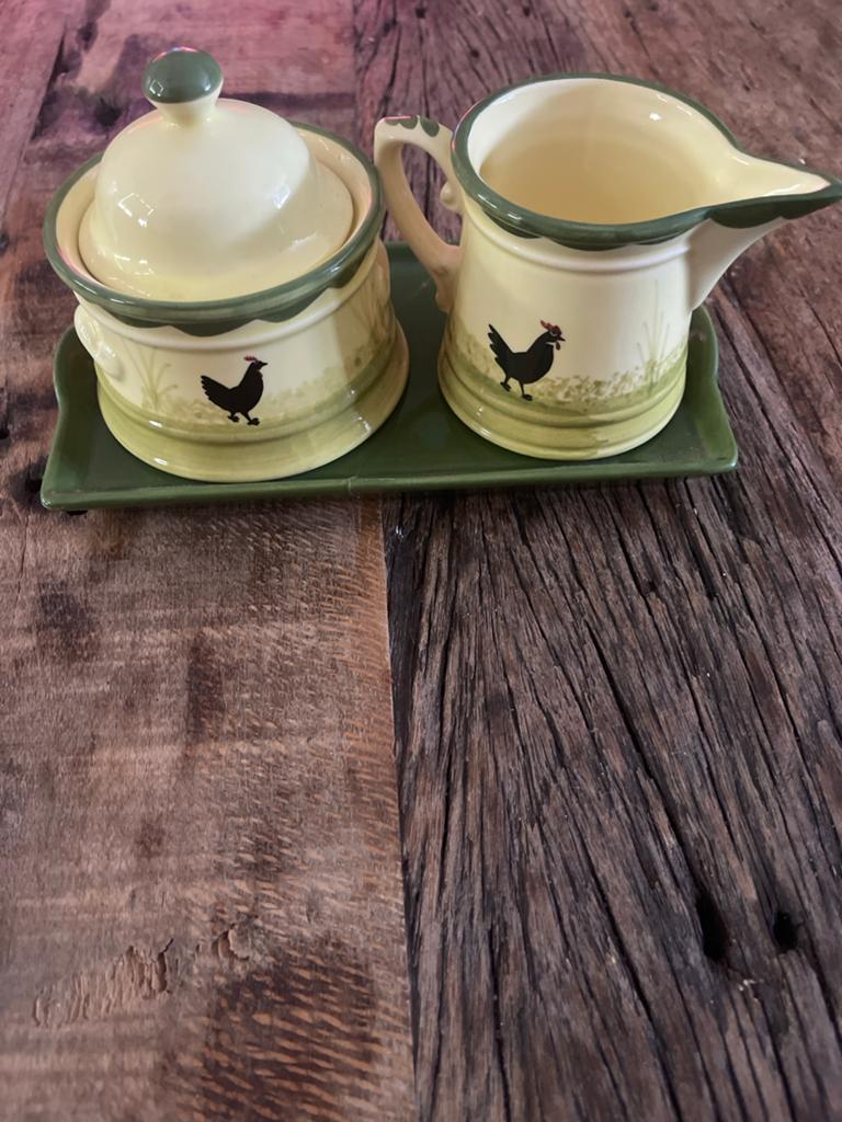 Set suikerpot melkkannetje op schaaltje kip en haan, Huis en Inrichting, Keuken | Servies, Ophalen, Keramiek, Overige typen, Zo goed als nieuw