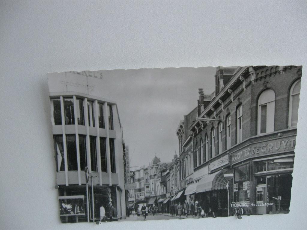 9744 Tilburg, Heuvelstraat met de Gruyter, Verzamelen, Ansichtkaarten | Nederland, Verzenden, Noord-Brabant