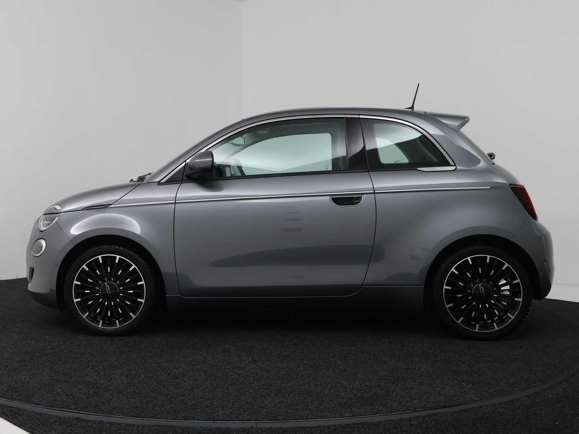 Fiat 500 La Prima 42 kWh | Navigatie | 12 Maanden BOVAG gara, 12 maanden, 4 stoelen, 229 min, 1265 kg