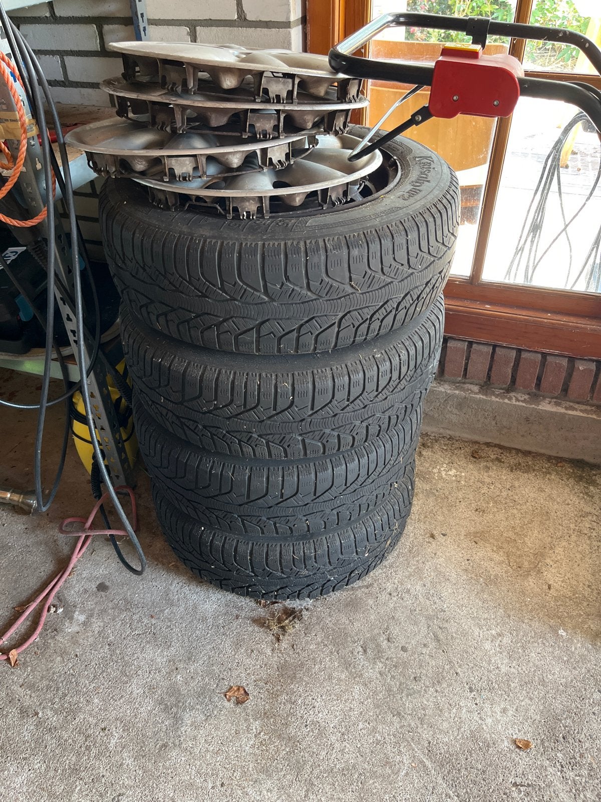 Winterbanden met wieldoppen - 15 inch berlingo, Ophalen, Gebruikt, 15 inch, Banden en Velgen
