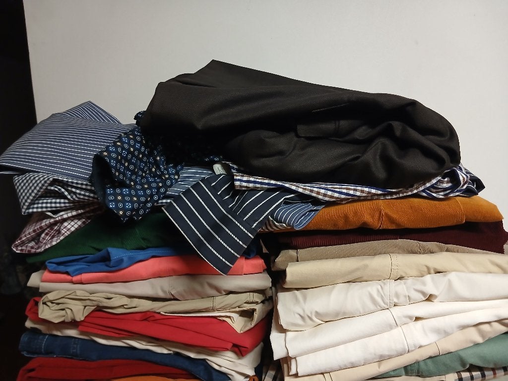 Voor 100 Euro complete kast met kleding., Kleding | Heren, Broeken en Pantalons, Ophalen, Overige kleuren, Overige maten, Gedragen