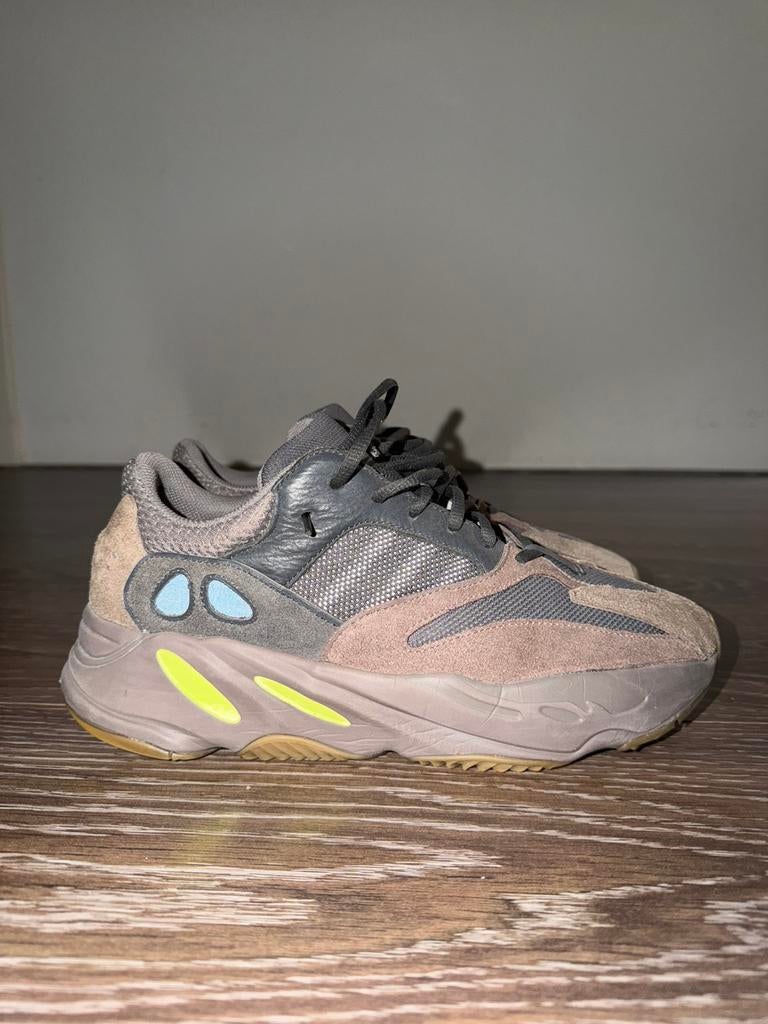 Yeezy 700 V1 Mauve maat 44, Ophalen of Verzenden, Zo goed als nieuw, Schoenen