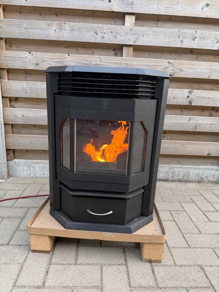 Zwarte Pelletkachel - Zo goed als nieuw 6 kw, Ophalen, Zo goed als nieuw, Pelletkachel, Vrijstaand