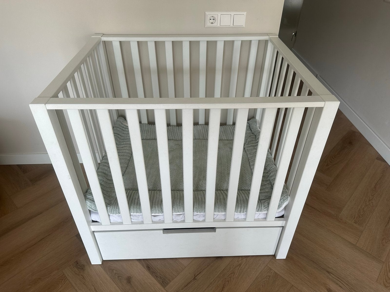 Witte box 80x100 met lade, matras, boxkleed en mobiel, Kinderen en Baby's, Boxen, Ophalen, Gebruikt, Vierkant, In hoogte verstelbaar