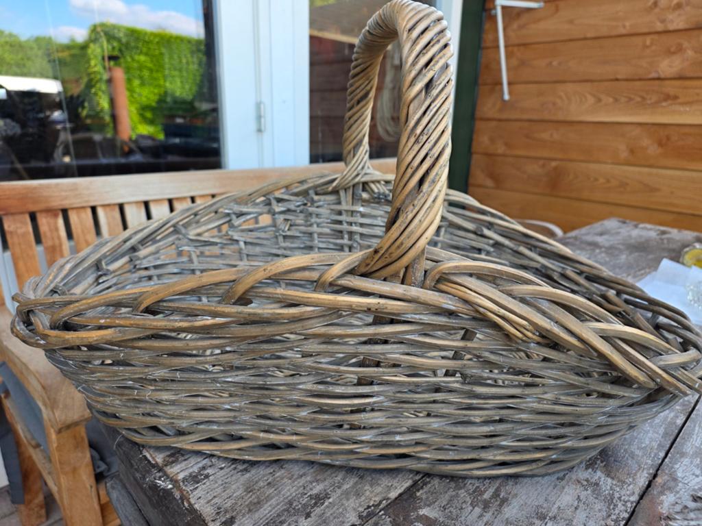 Brocante rieten plukmand  / lectuur mand, Ophalen of Verzenden