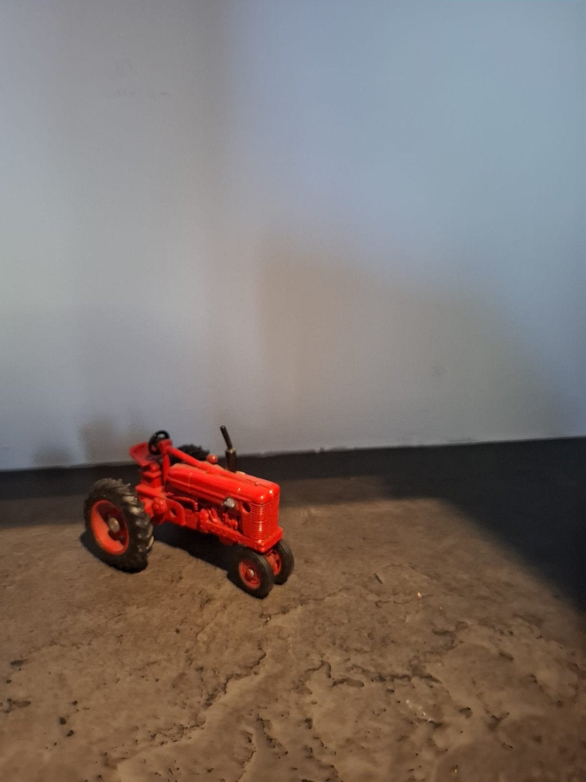 Farmall McCormick model tractor, Ophalen of Verzenden, Zo goed als nieuw, 1:32 tot 1:50, Overige merken