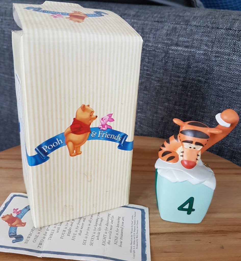 Disney Pooh & Friends birthday figurine Tigger 4, Ophalen of Verzenden, Winnie de Poeh of vrienden, Zo goed als nieuw, Beeldje of Figuurtje