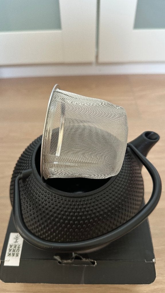 Sakura Tea gietijzeren theepot 0,8L met filter in org. doos, Overige merken, Nieuw, Ophalen of Verzenden, Metaal